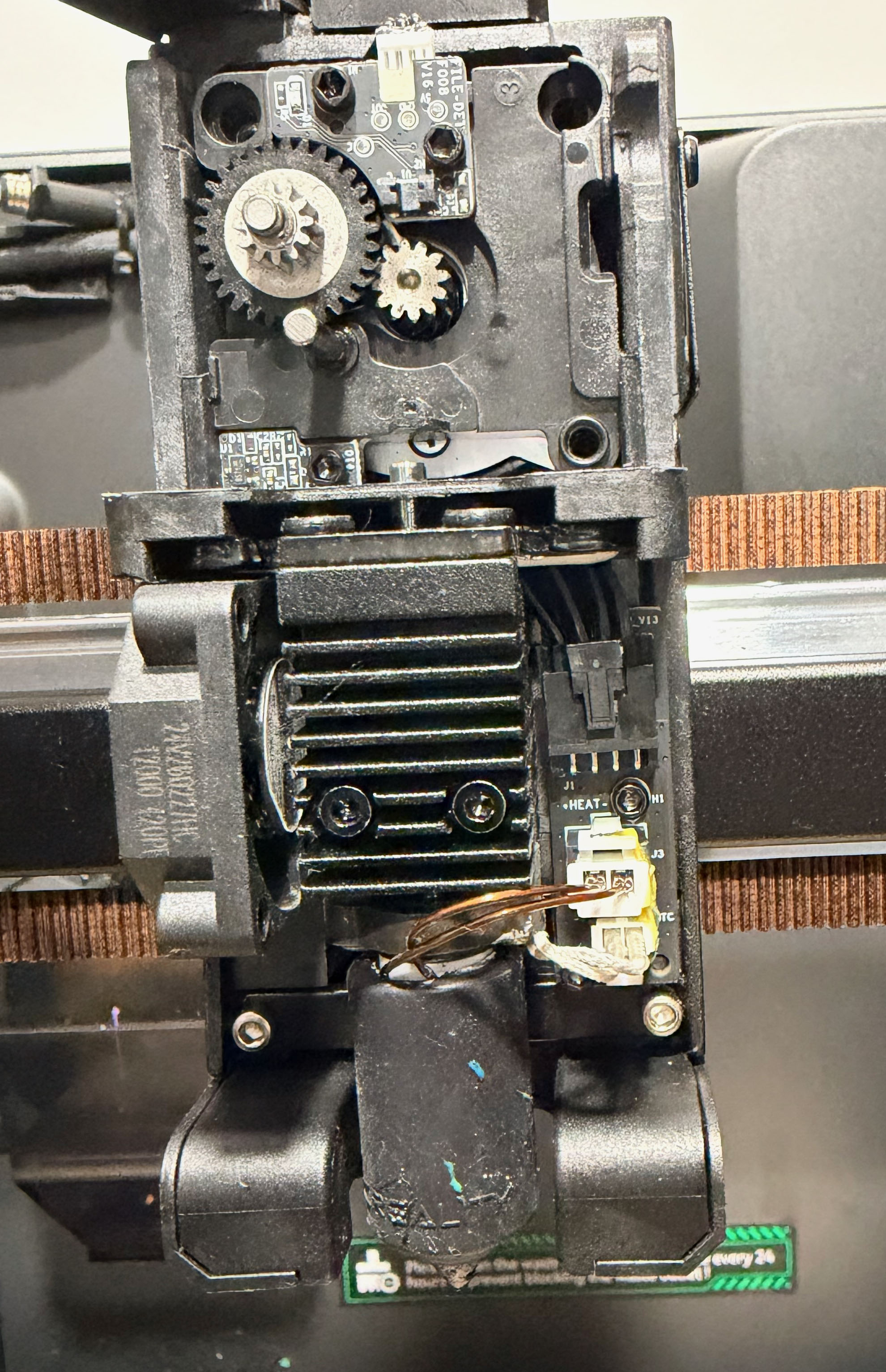 Extrusor en la máquina con la tapa quitada